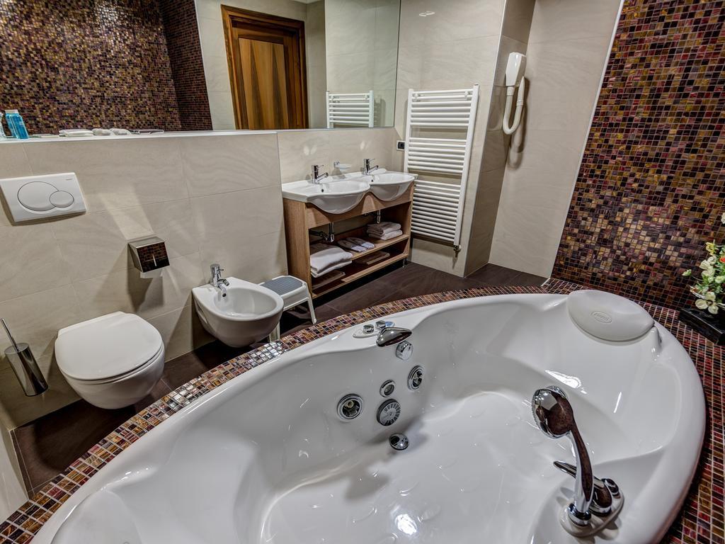 Suite with Whirlpool