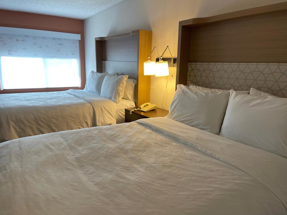 Queen Room Two Queen Beds Pool Side