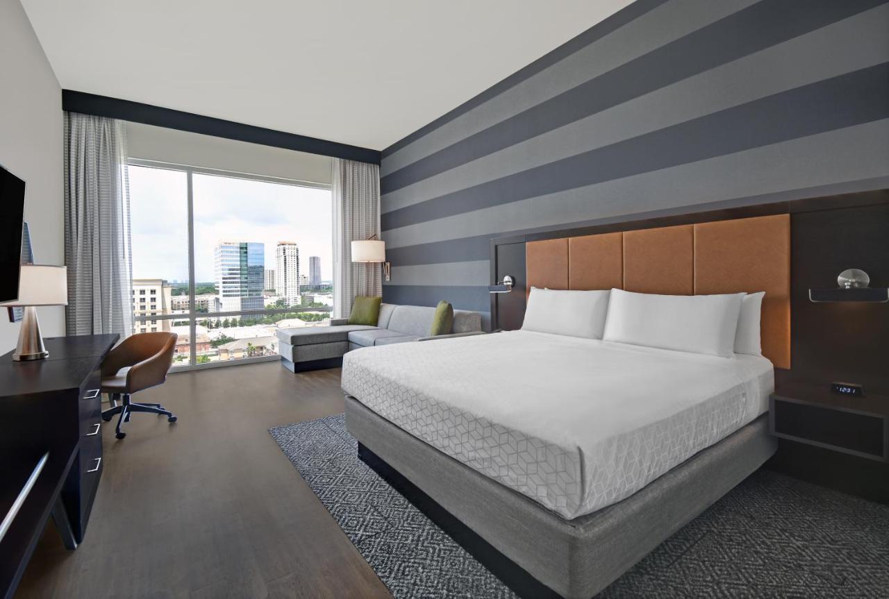 Suite con cama extragrande y vistas al horizonte en planta superior