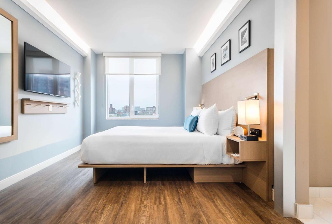 Quarto Deluxe com Cama Queen-size e Chuveiro Acessível a Cadeirantes - Acesso para Hóspedes com Mobilidade Reduzida e Deficiência Auditiva/Não Fumantes