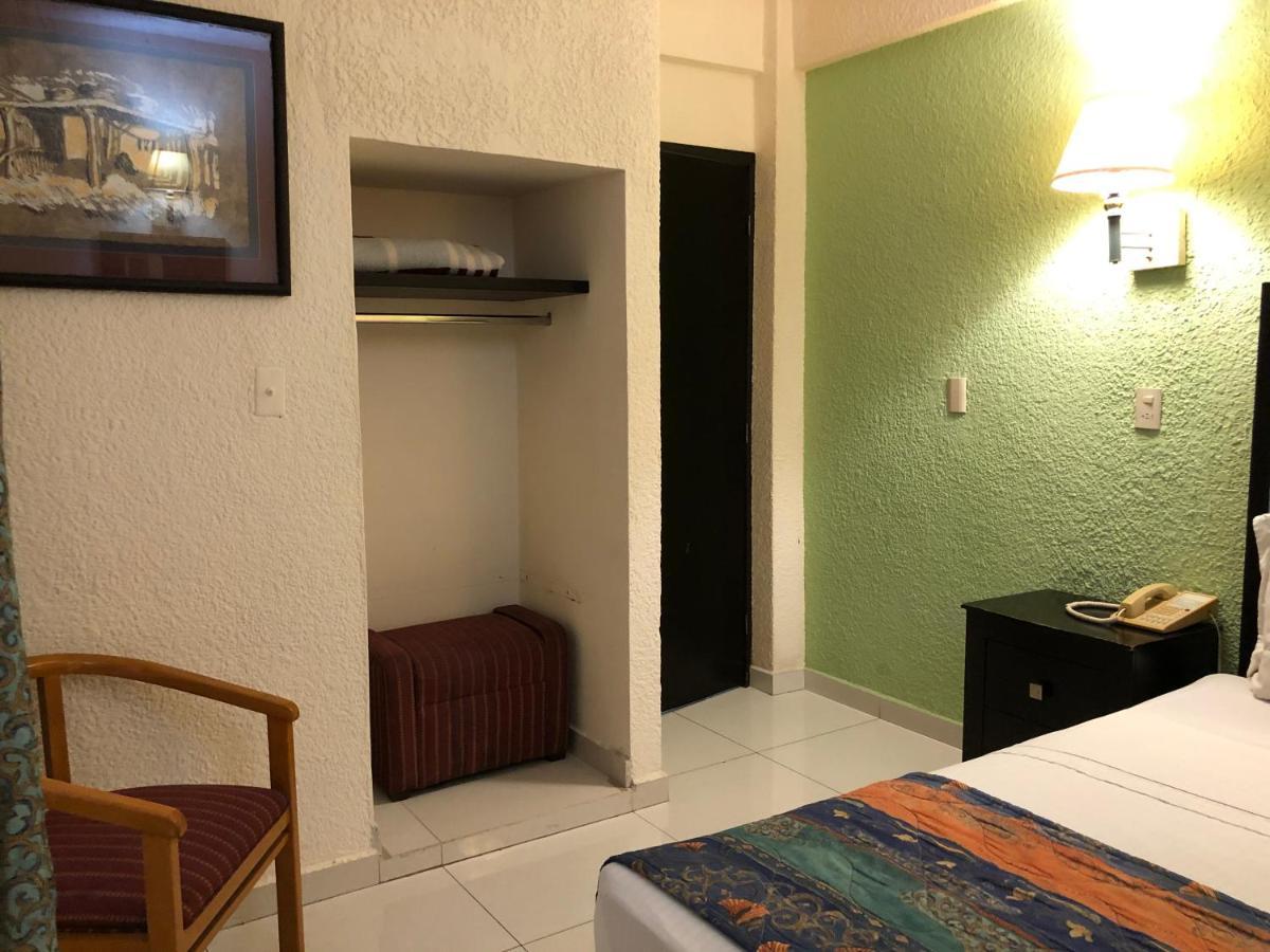 Habitación con cama extragrande.