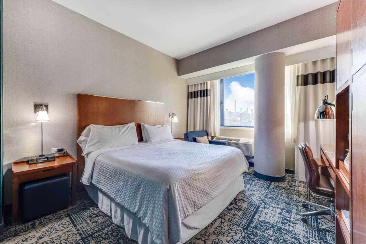 Habitación con cama extragrande y vistas a la ciudad - No fumadores