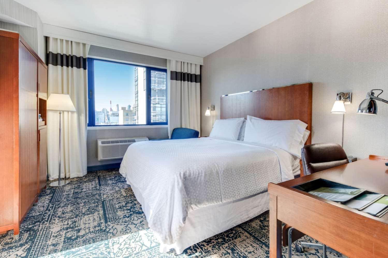 Habitación con cama extragrande, balcón y vistas a la ciudad