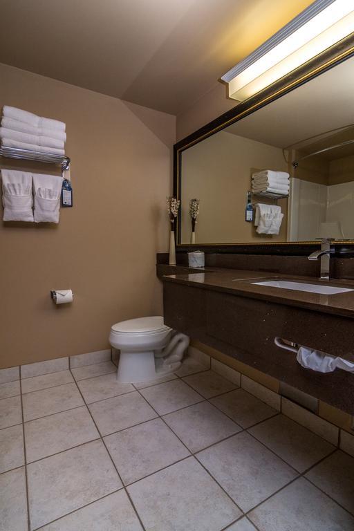 Queen Suite with Two Queen Beds and Kitchenette - Non-Smoking