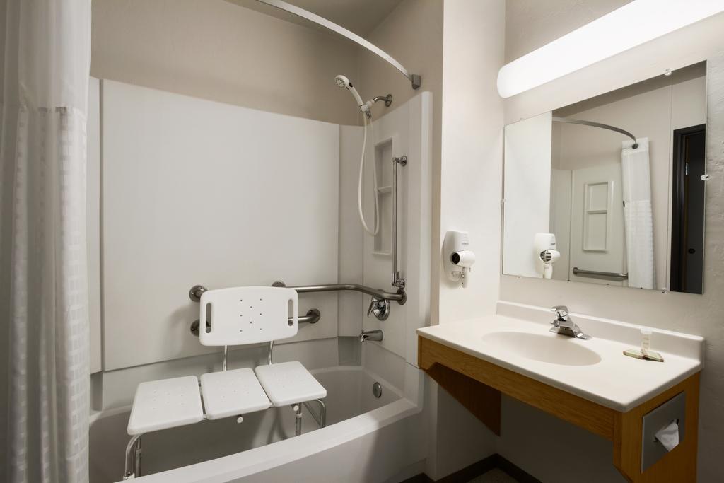 Queen Room - Mobility Access/Non-Smoking
