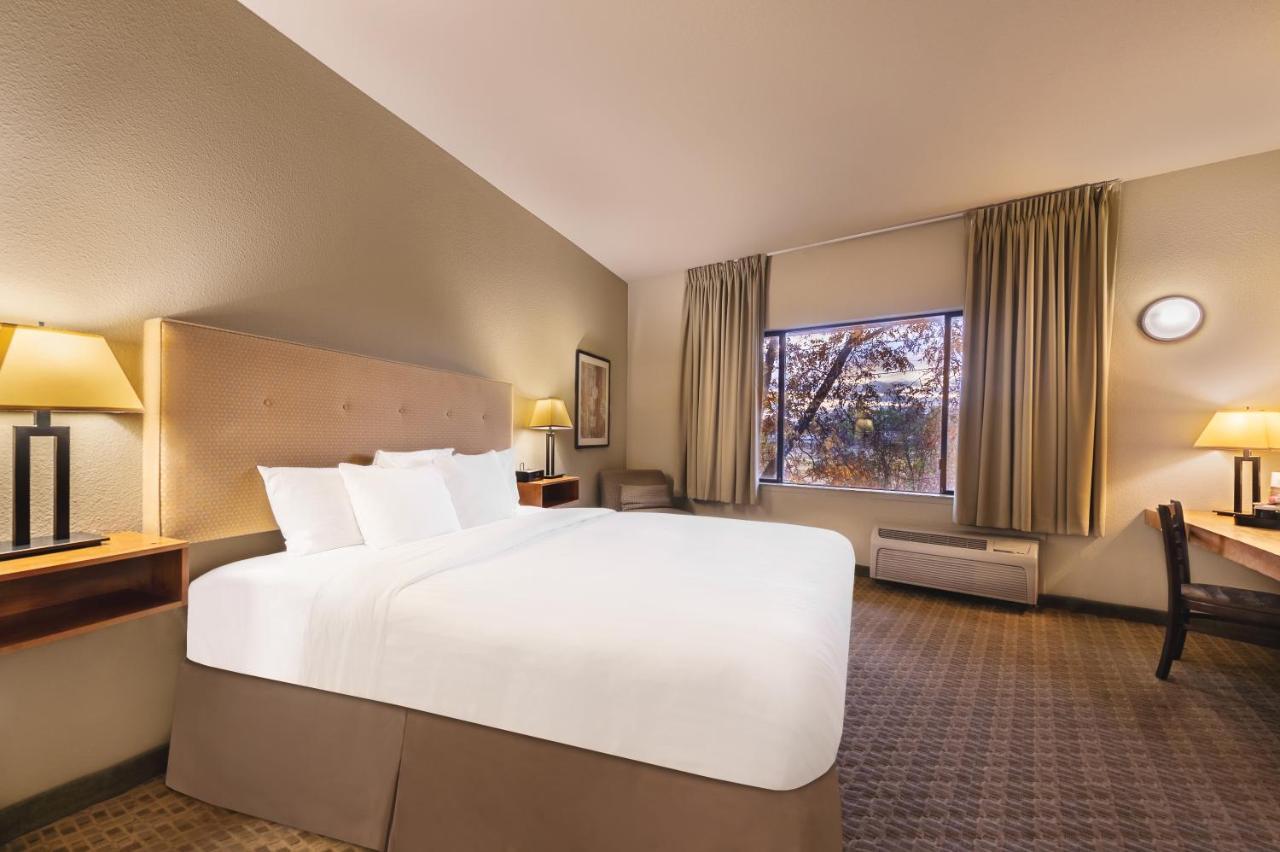 King Room with Wheelchair Accessible - Accessible/Non-Smoking