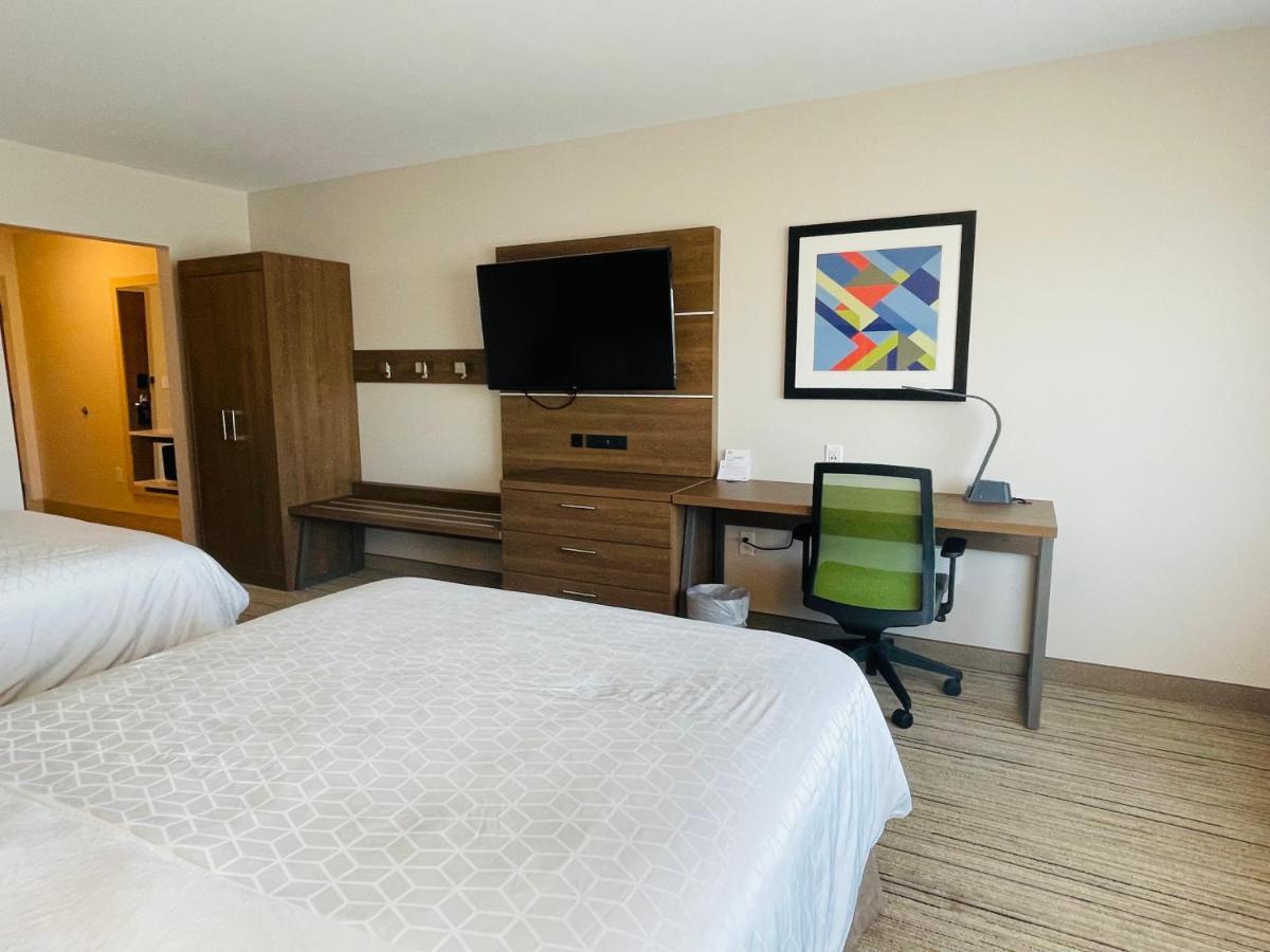 Queen Suite with Hearing Accessibility - Non-Smoking