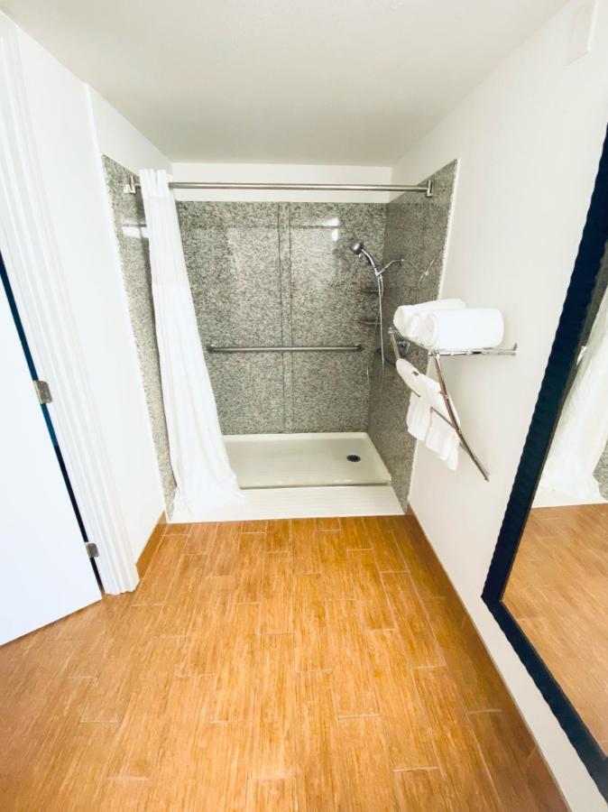 Queen Room - Accessible/Non Smoking
