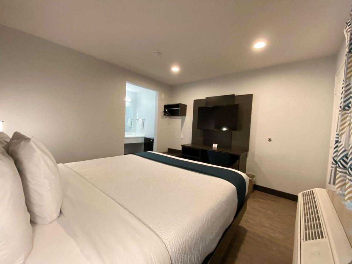 Deluxe King Room - Non-Smoking