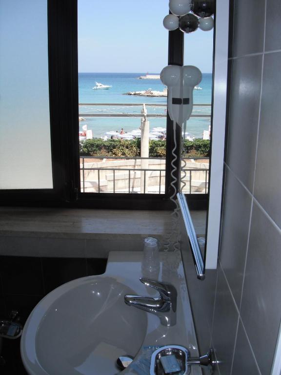 Deluxe Double Room with Balcony and Sea View
