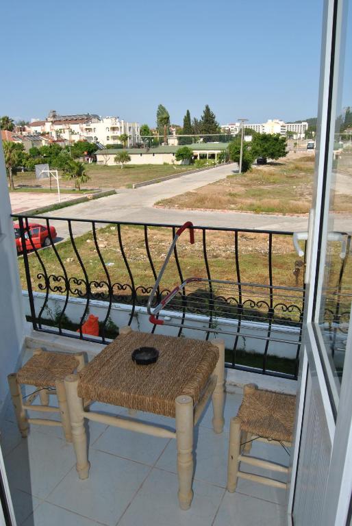 Balkonlu Daire (3 Yetişkin)