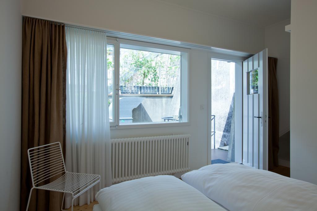 Kleine Tweepersoonskamer met Kingsize Bed en Eigen Badkamer