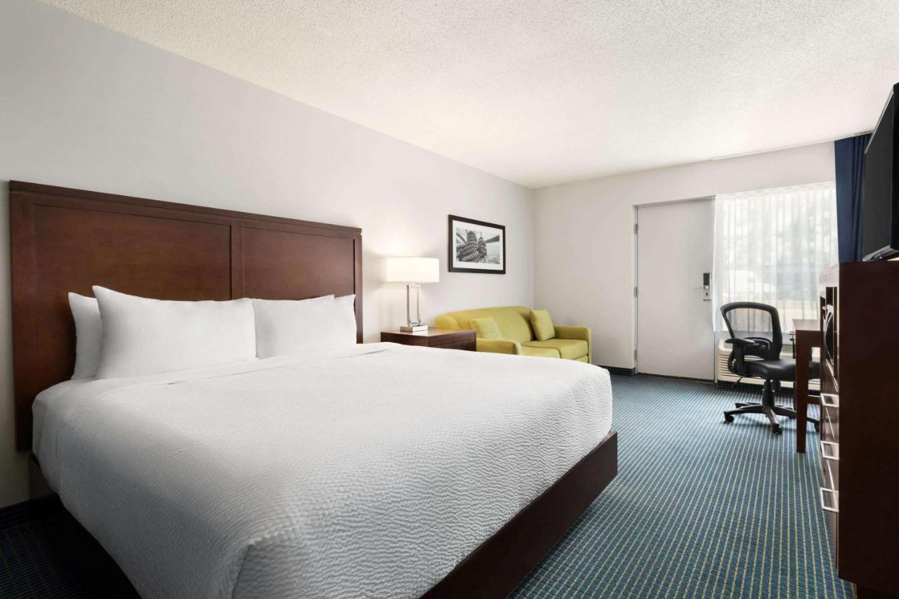 Premium King Room - Non-Smoking, Exterior Hall