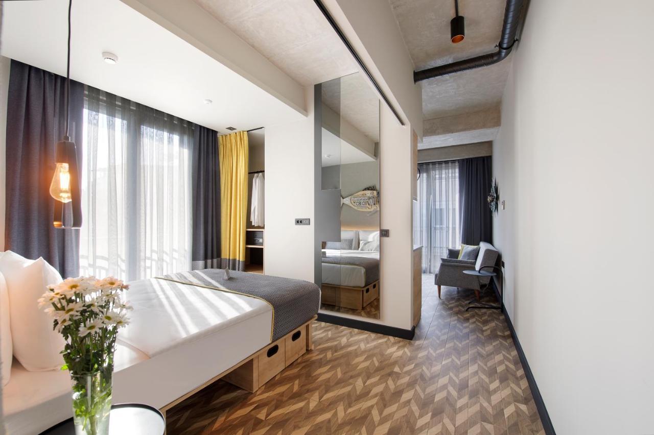 One-Bedroom Apartment LARGE