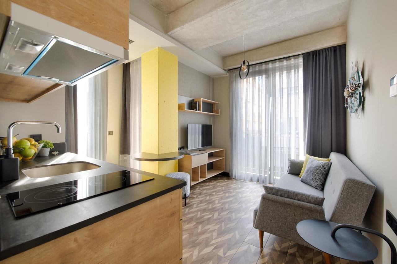 One-Bedroom Apartment LARGE