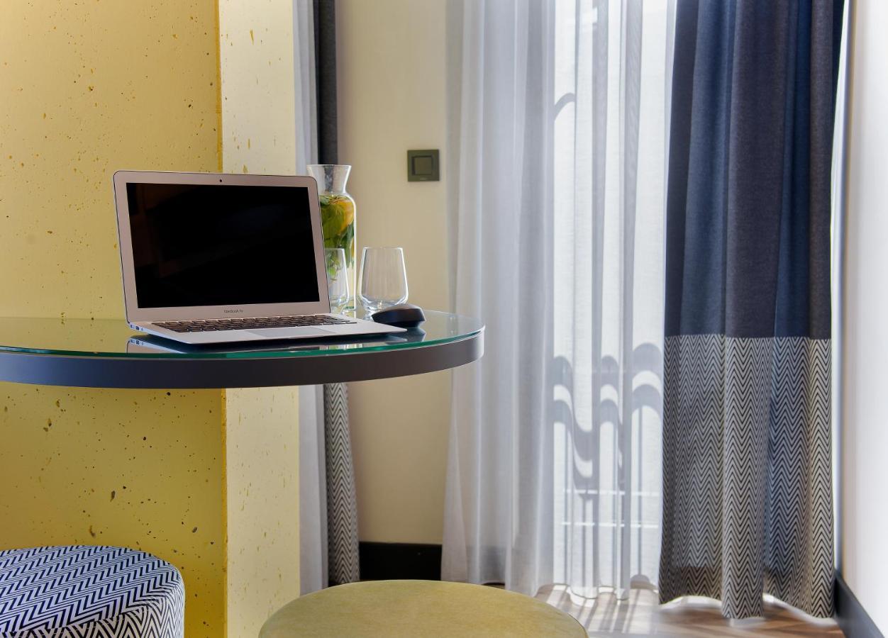 One-Bedroom Apartment LARGE