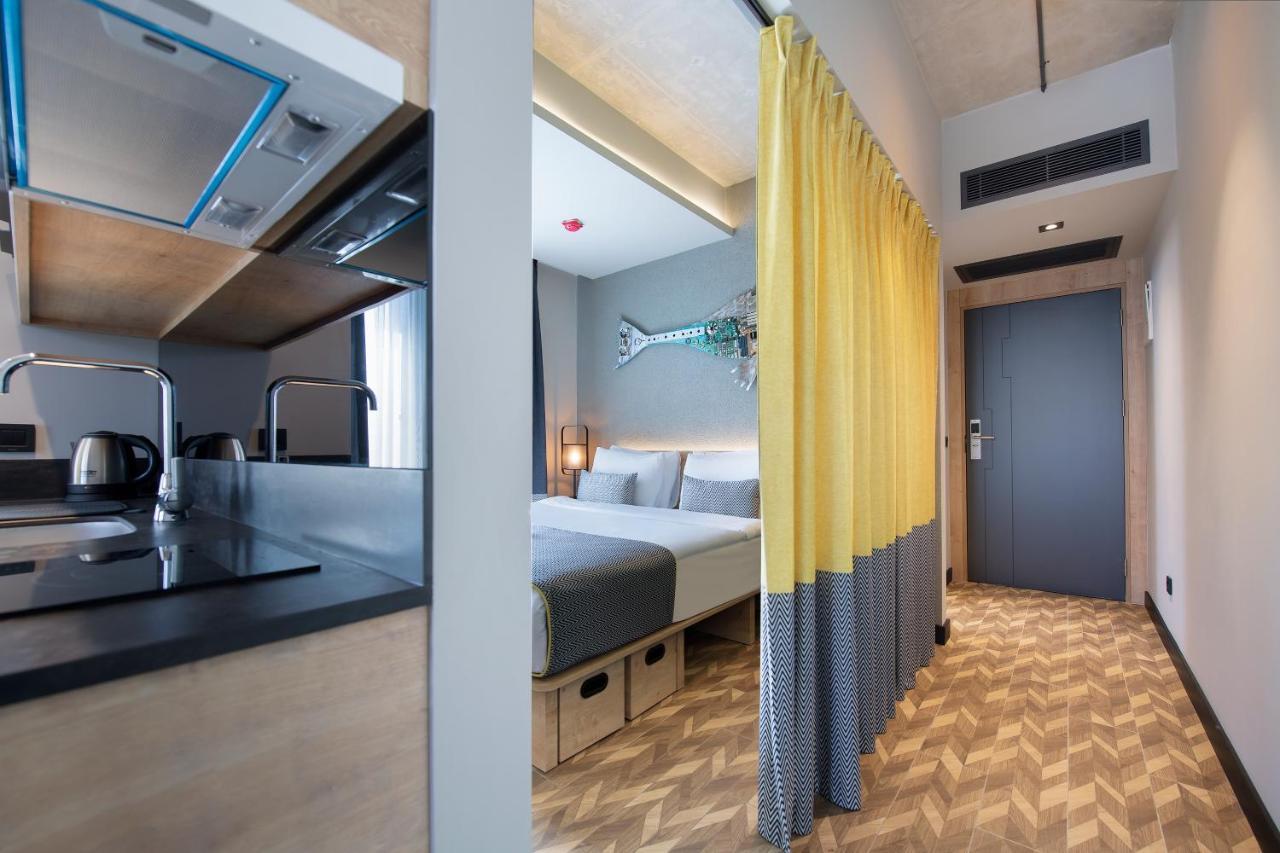 One-Bedroom Apartment LARGE