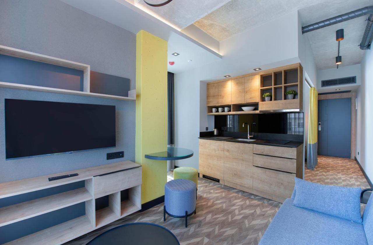 One-Bedroom Apartment LARGE