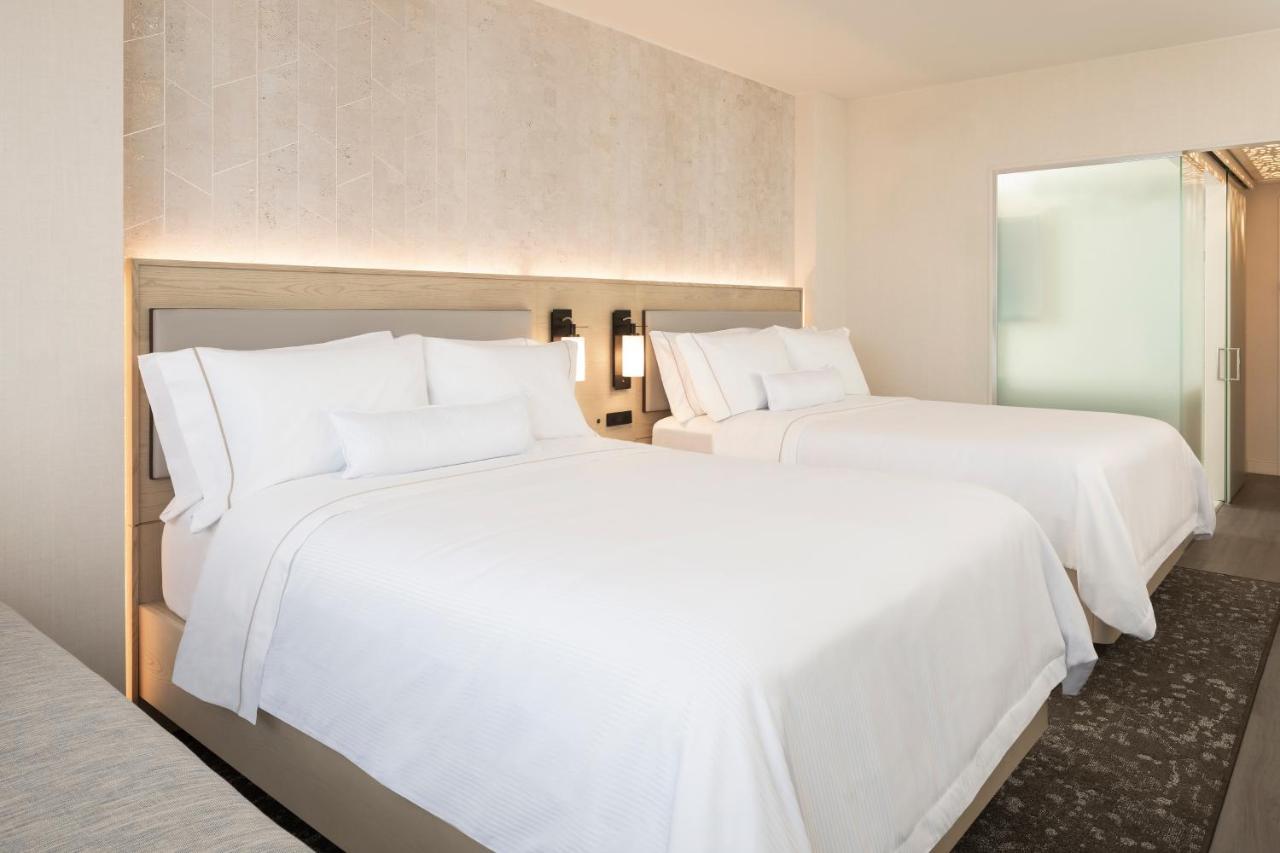 Deluxe Guest room with 2 Queen Bed, Mountain view