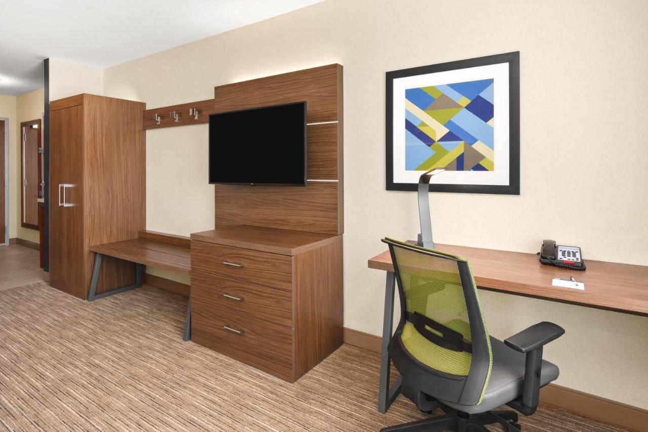 Standard Queen Room with Two Queen Beds and Mobility Accessible Tub