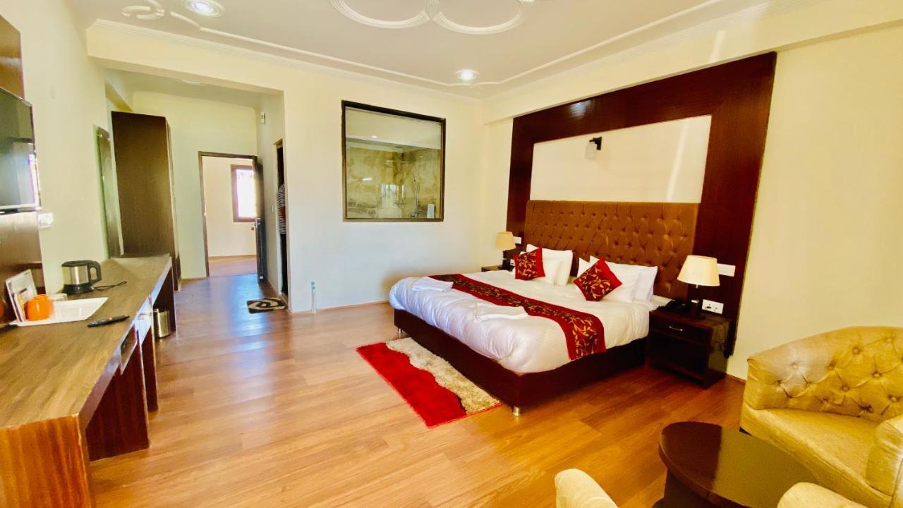 Deluxe Double or Twin Room with Mountain View