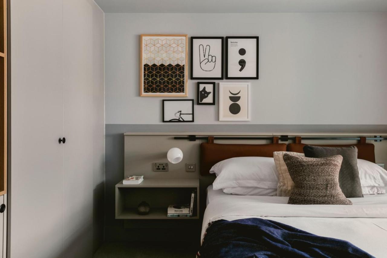 Habitación con cama extragrande.