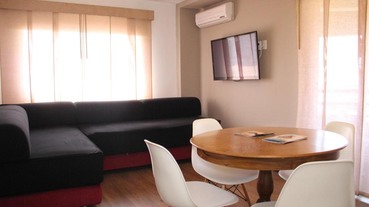 Suite con cama grande y balcón