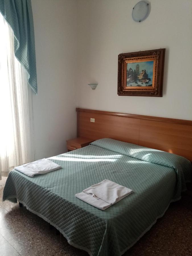 Quarto com Cama de Casal ou 2 de Solteiro e Banheiro Privativo