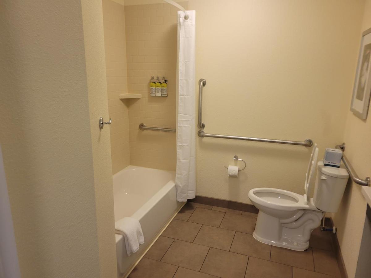 One-Bedroom Queen Room with Mobility Accessible Tub - Non-Smoking