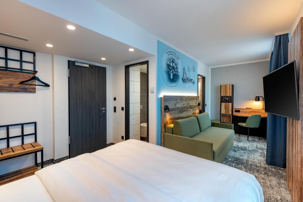 Habitación Familiar Moderna con cama doble y sofá