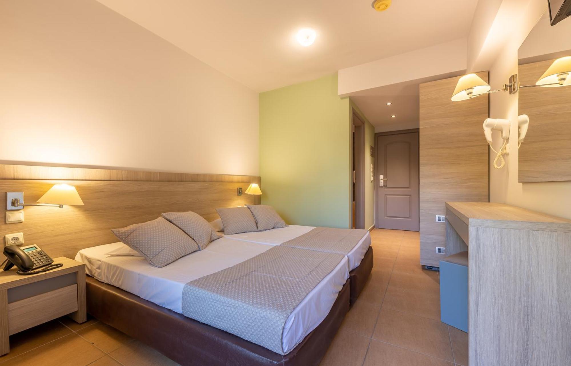 Doppel-/Zweibettzimmer mit Zugang zum Swimmingpool