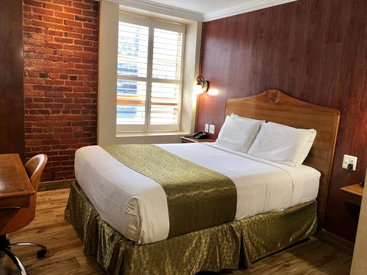 Habitación con cama grande