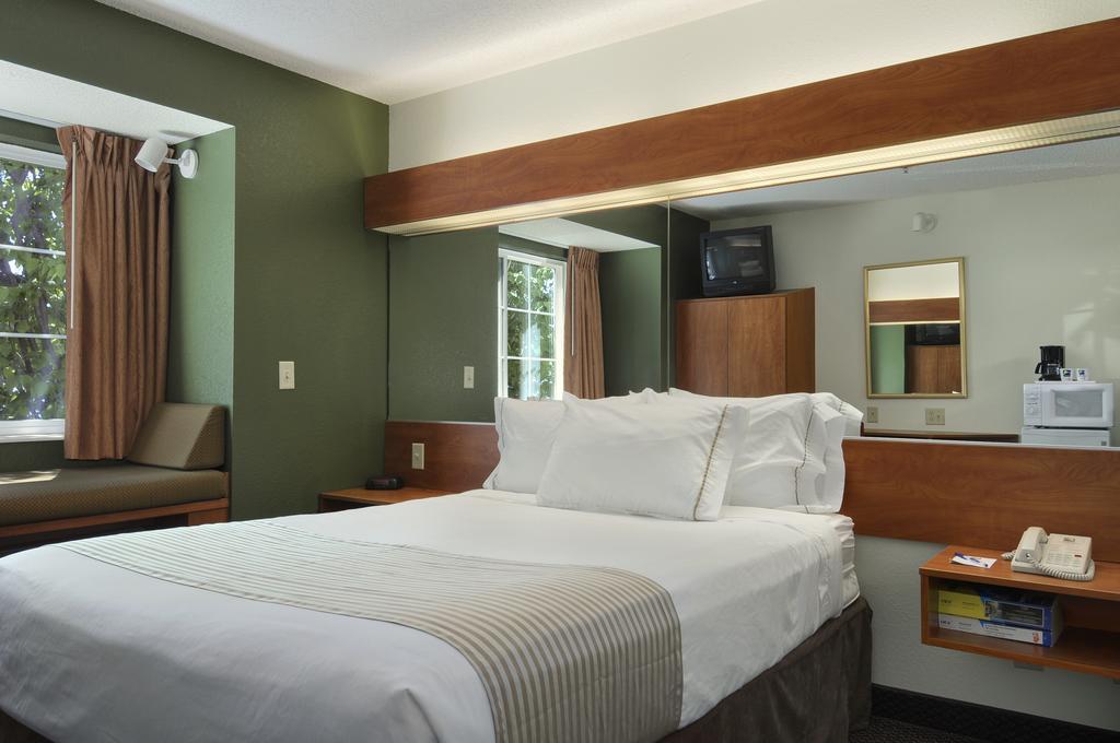 Queen Room - Disability Access/Non-Smoking