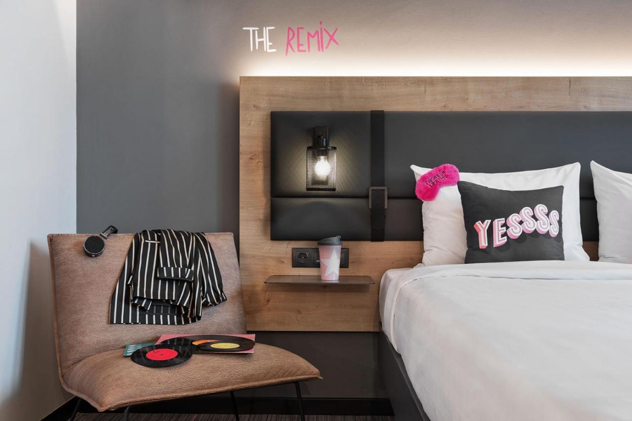 Moxy Superior, Guest room, 1 Queen, Street view