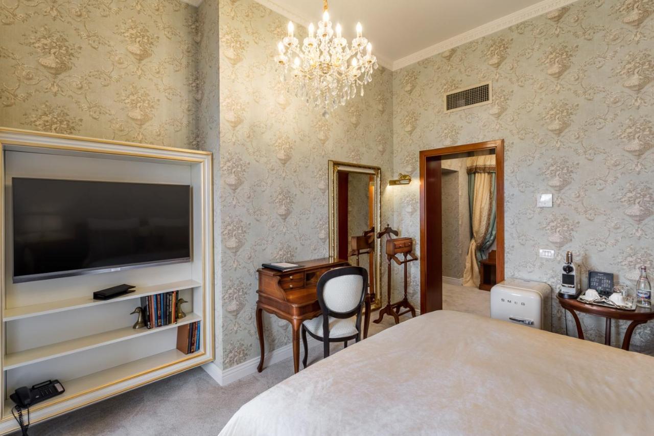 Deluxe Chic Parliament View Room