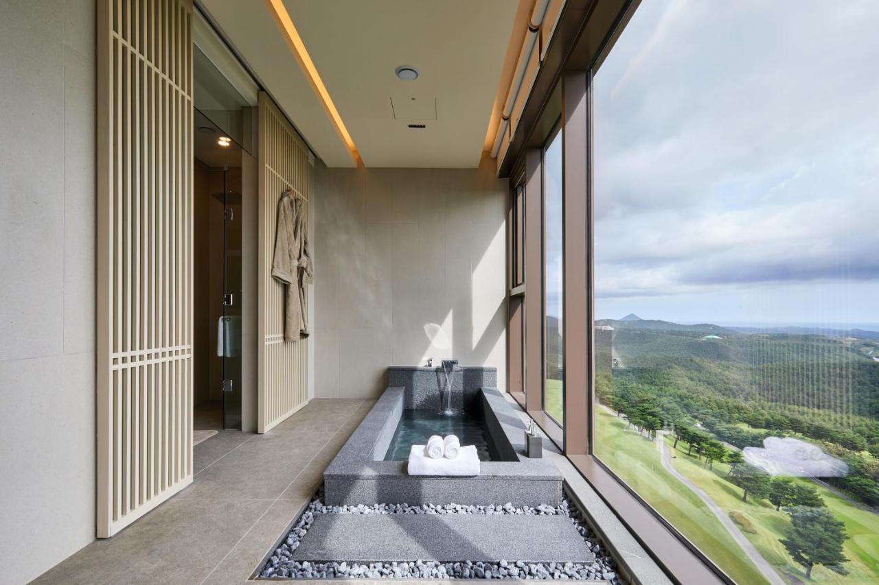 Royal Suite (No Kitchen/Seorak Mountain View/Bed)