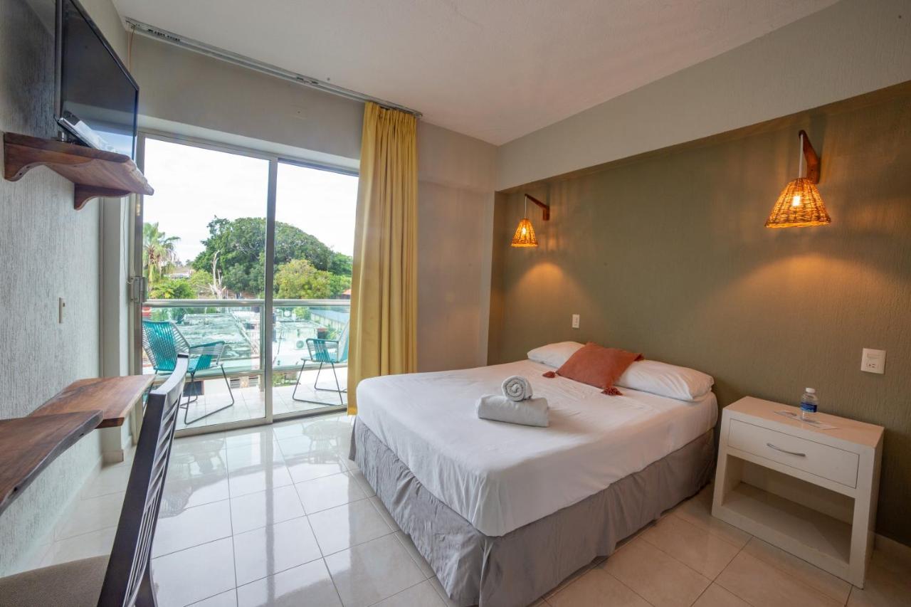 Habitación con cama grande y balcón