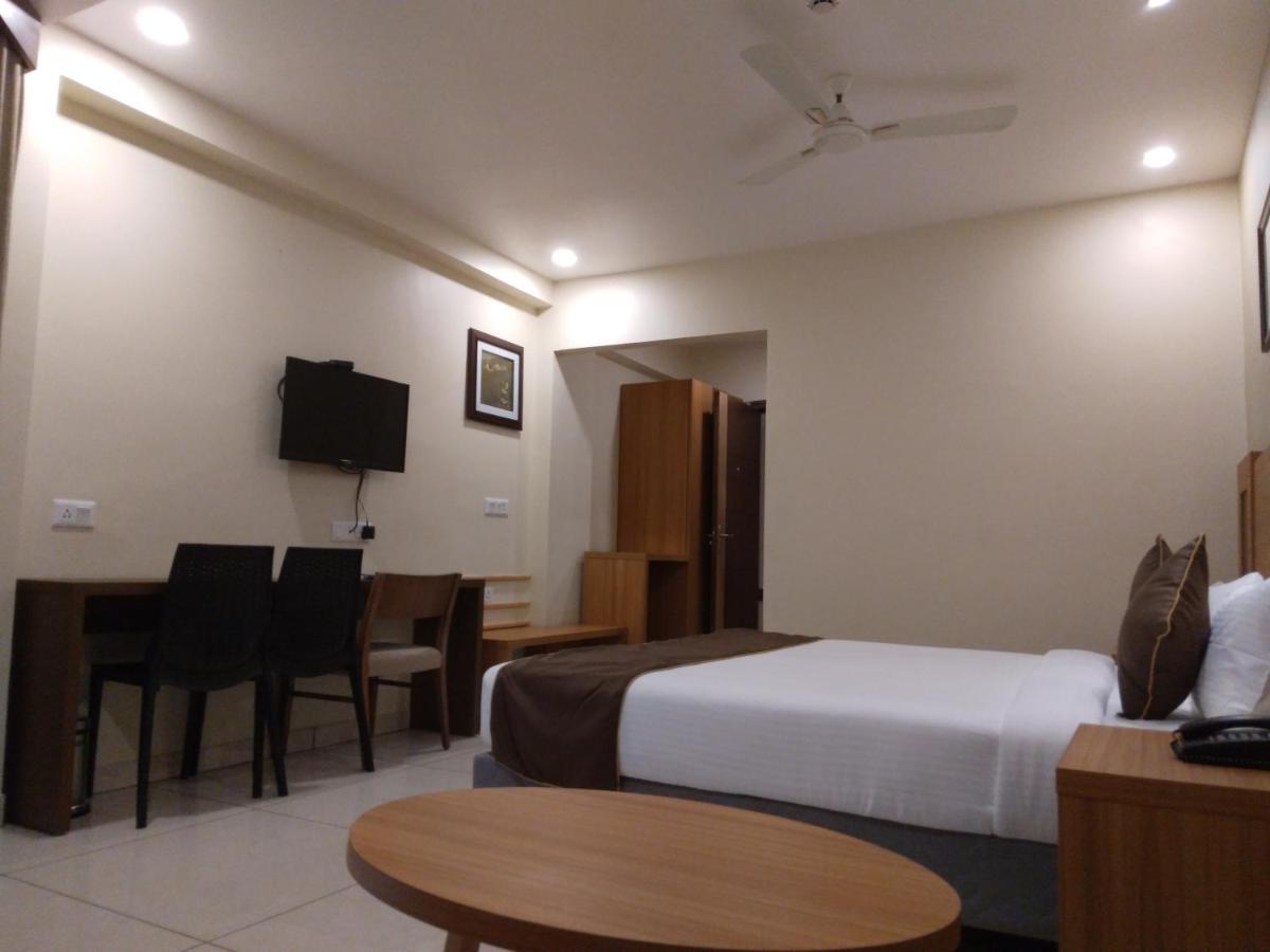 Deluxe Double Room with Side Sea View