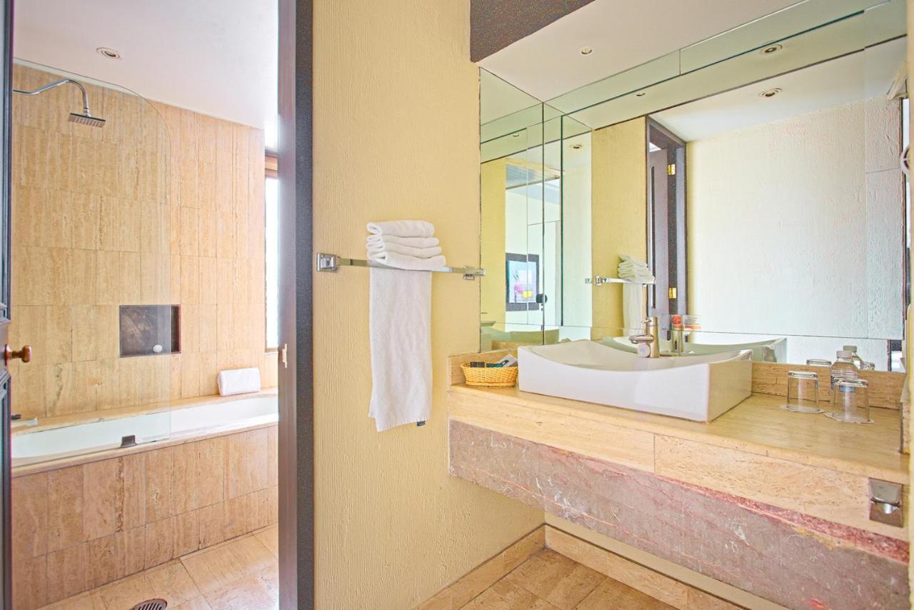 Habitación con cama extragrande.