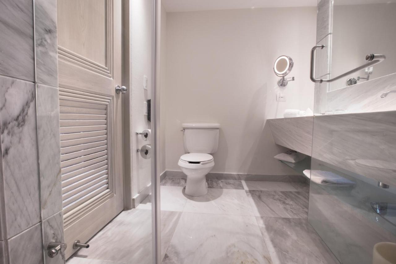 Habitación con cama extragrande y balcón
