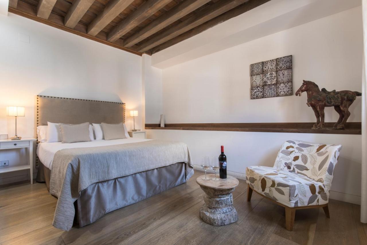 Double or Twin Room with interior patio view