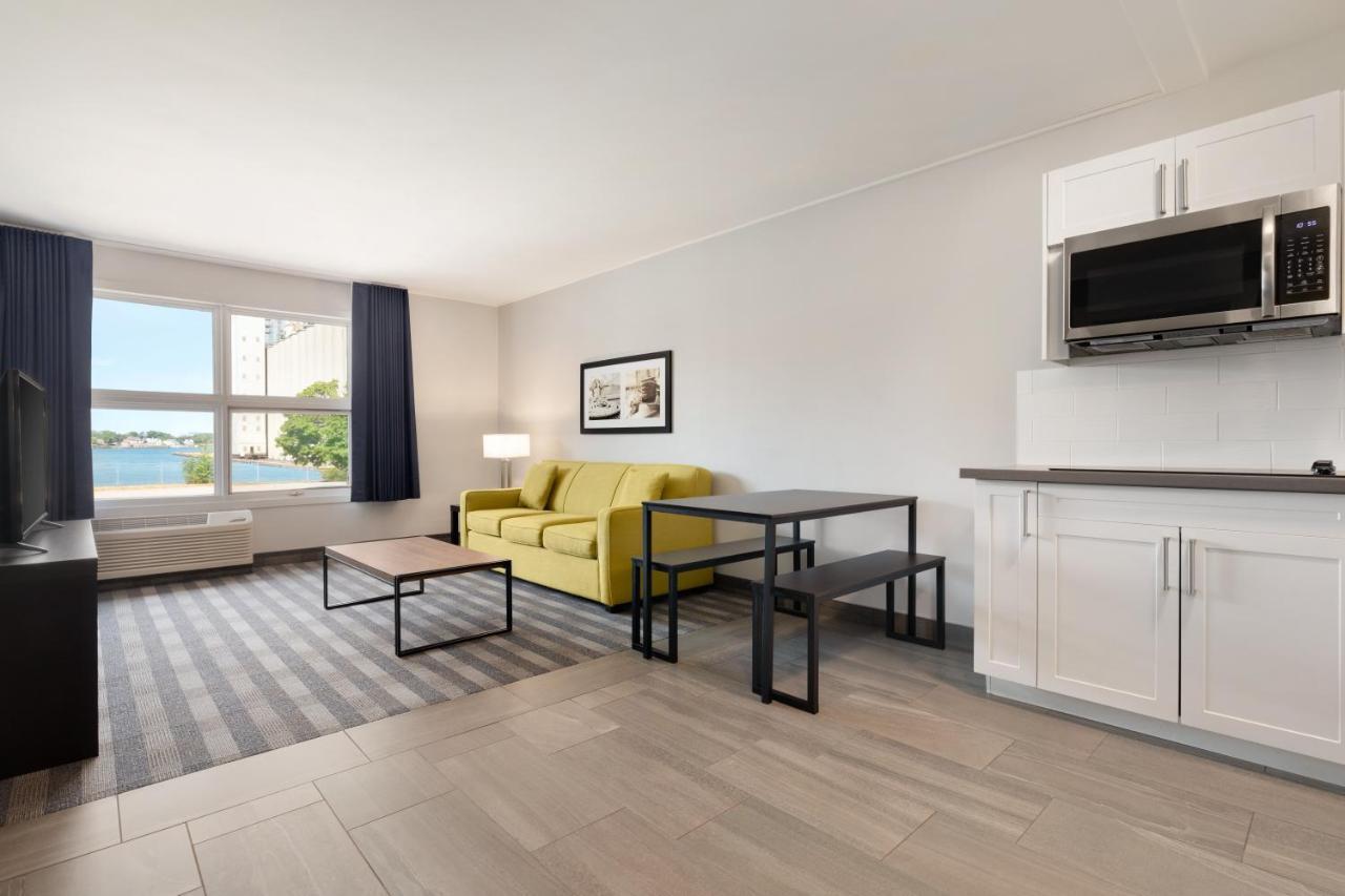 One-Bedroom Suite with Water View - Non-Smoking