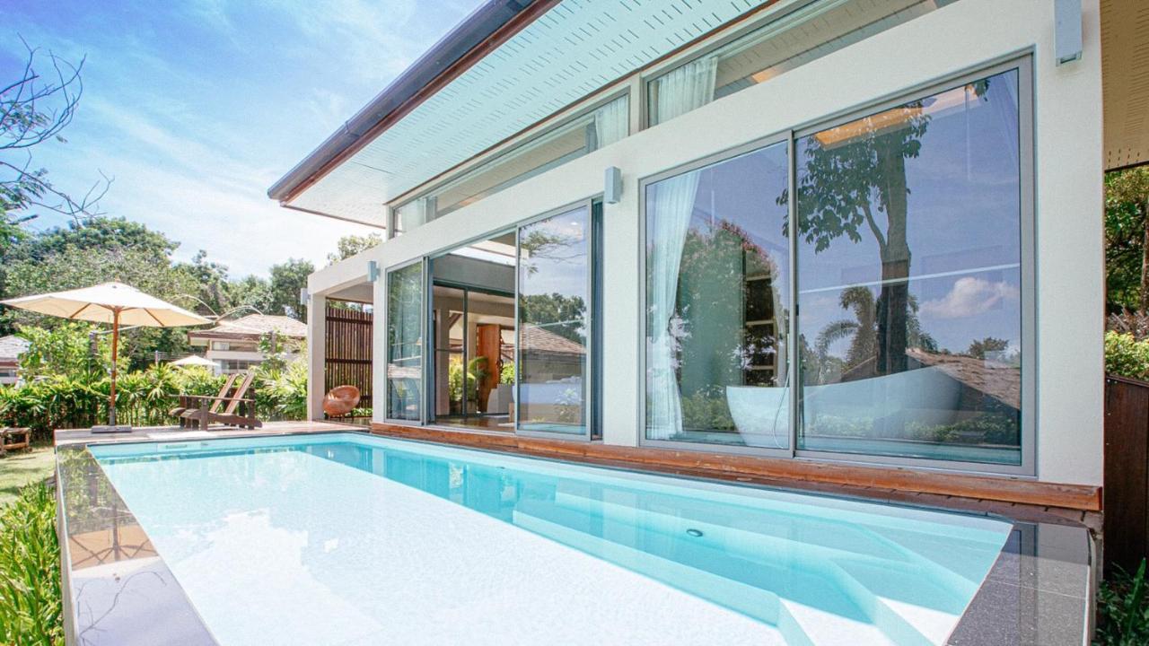 Poolvilla Tropical mit Blick auf den Hügel