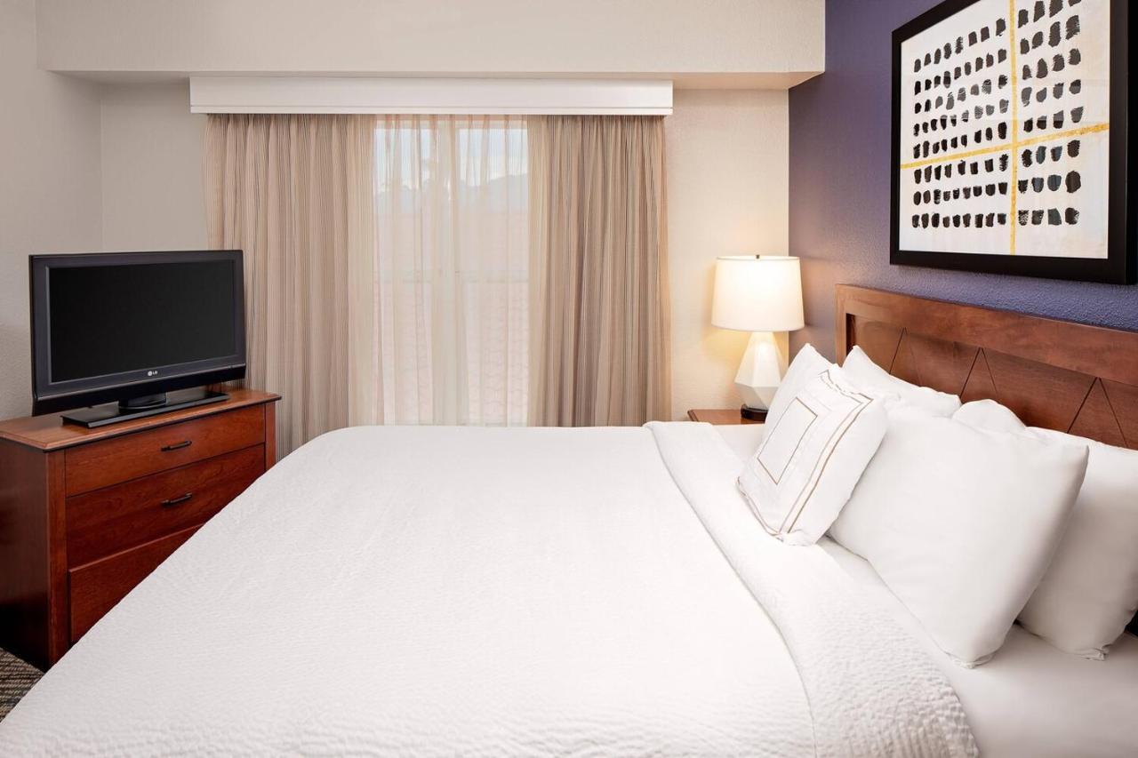 Estudio con cama grande y sofá cama