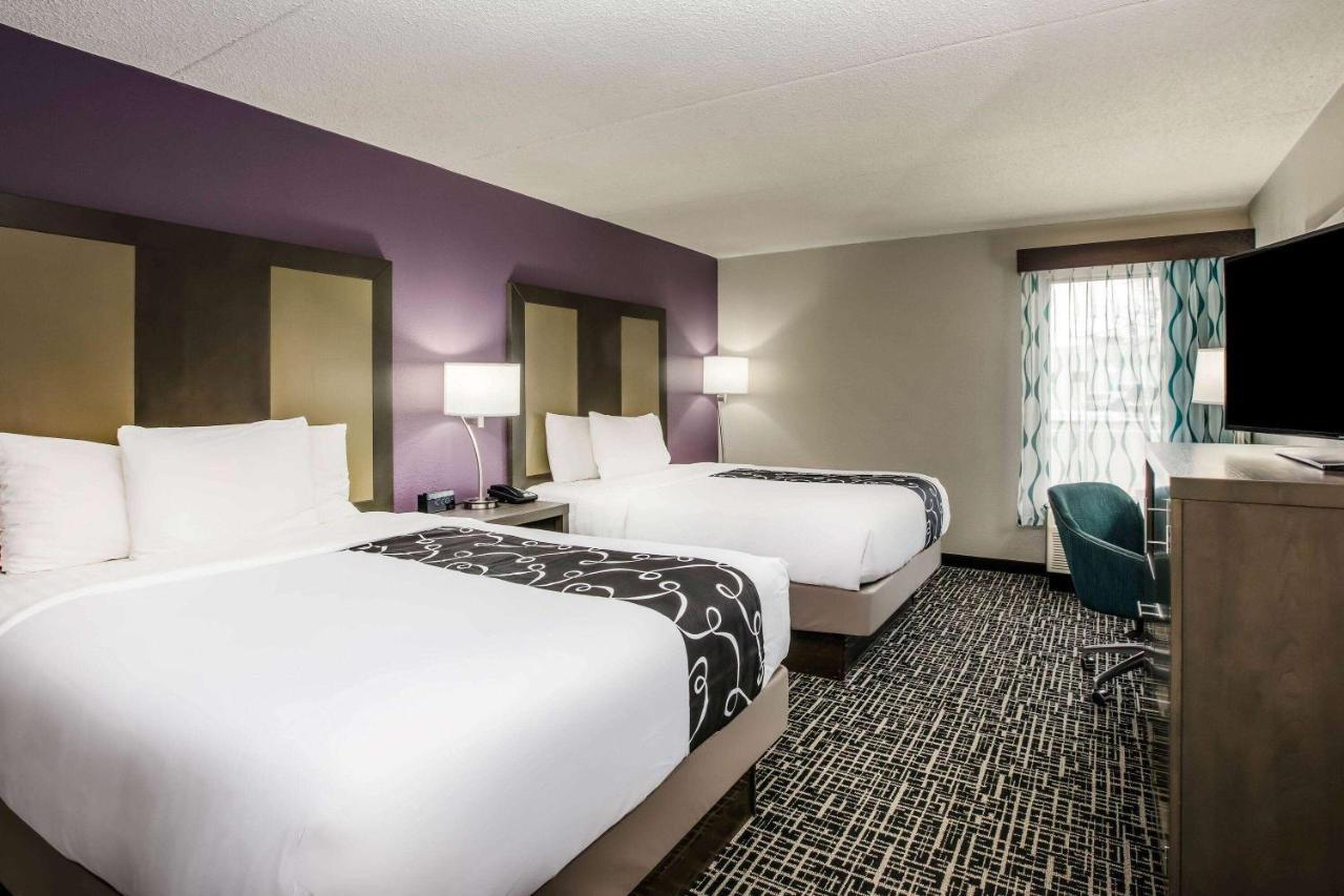 Deluxe Queen Suite