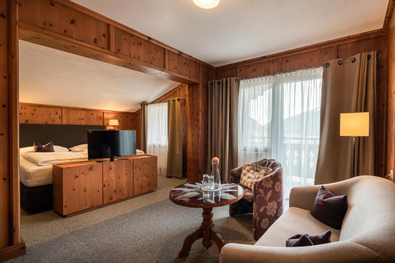 Großes Doppel-/Zweibettzimmer