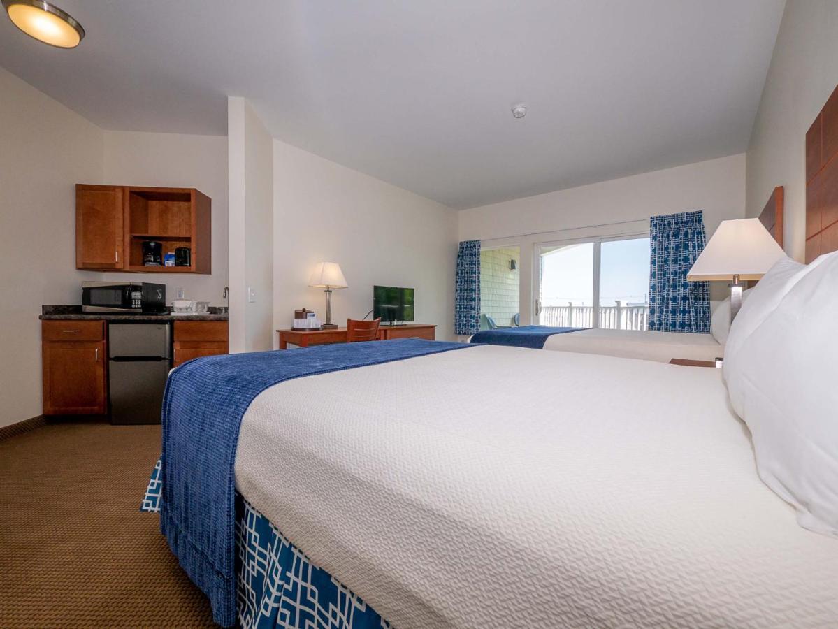 Deluxe Two Queen Beds with Balcony and Butler Pantry