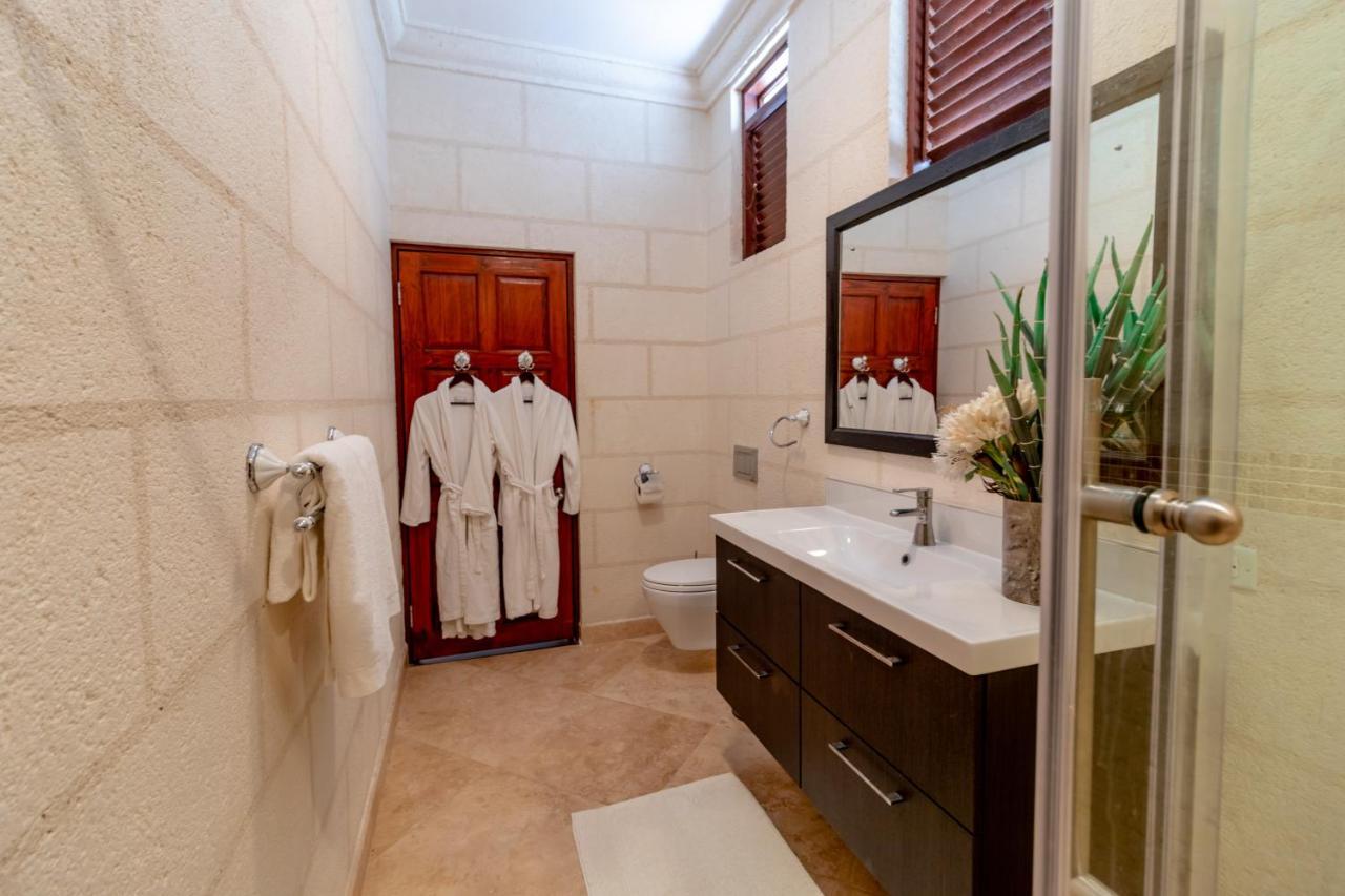 Flamboyant Room