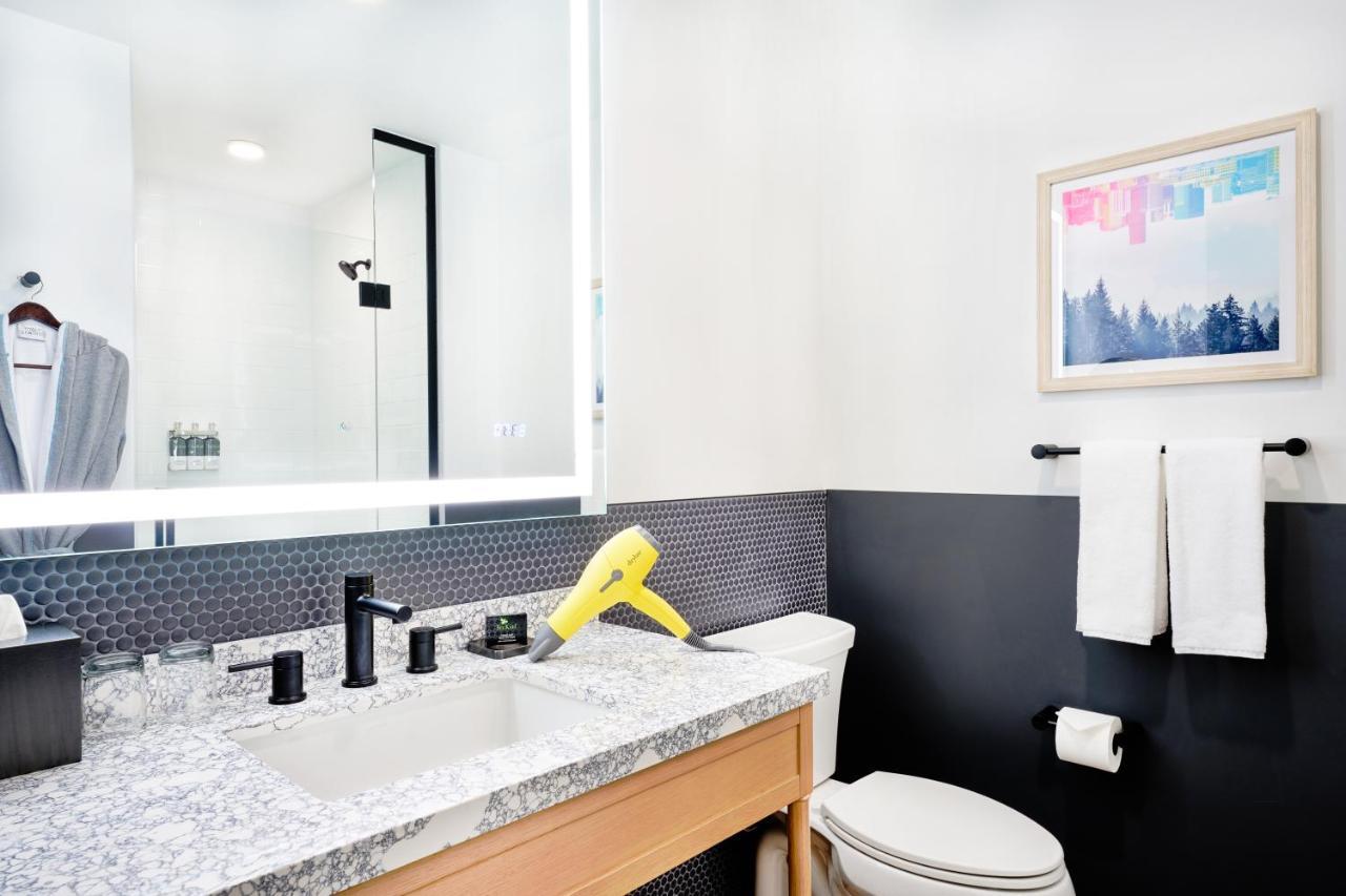Chambre 2 Lits Queen-Size avec Douche Accessible en Fauteuil Roulant - Accessible aux Personnes à Mobilité Réduite