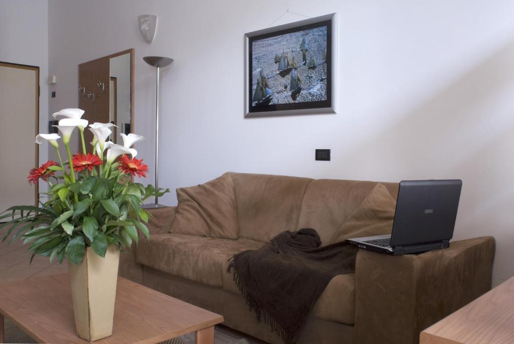 Standard Studio (2-3 Adults)